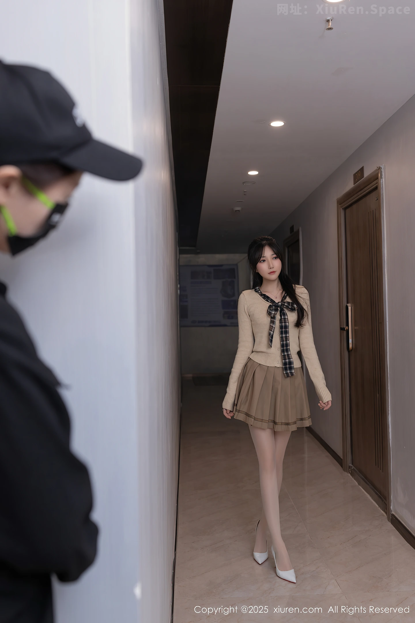 图片[2]-[XiuRen秀人网] VOL.9988 模特鱼子酱Fish性感浅色短裙配开档白丝秀曼妙身姿完美诱惑写真82P-秀人网官方网站